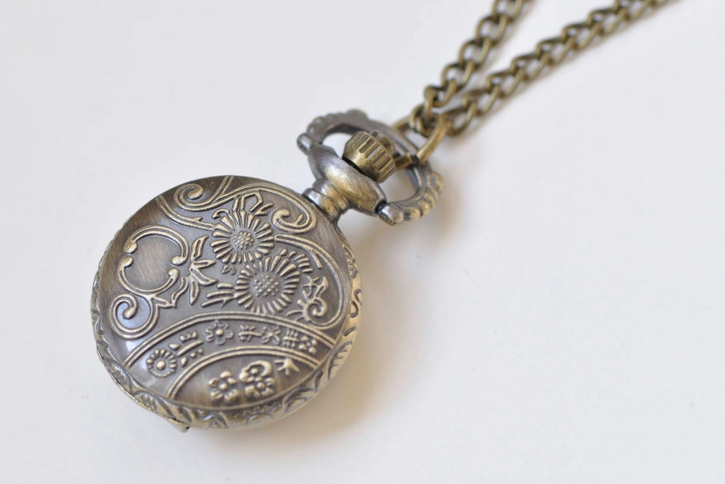 1 PC Antique Bronze White Enamel Flower Small Pocket Watch Necklace 27mm A3707