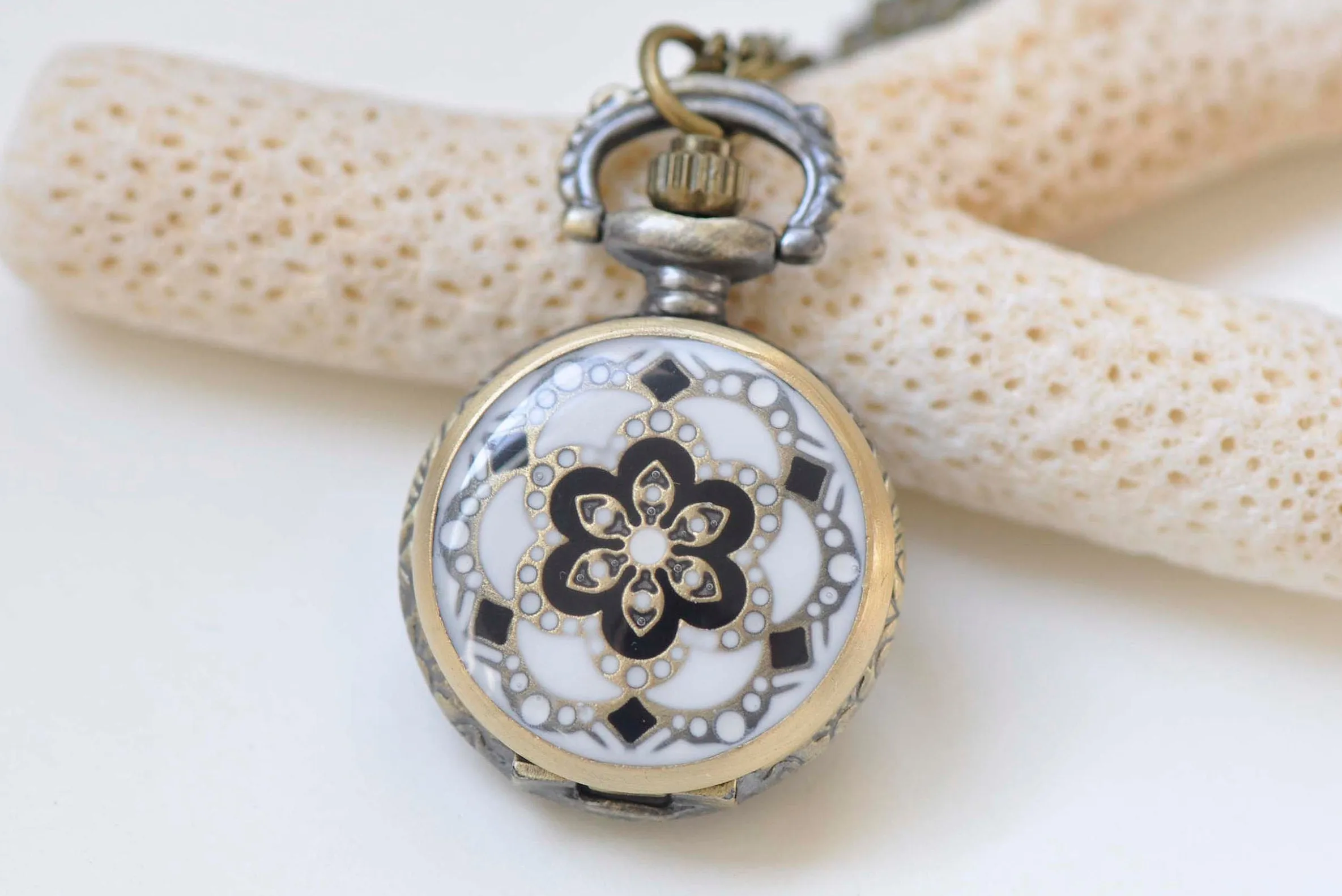 1 PC Antique Bronze White Enamel Flower Small Pocket Watch Necklace 27mm A3707